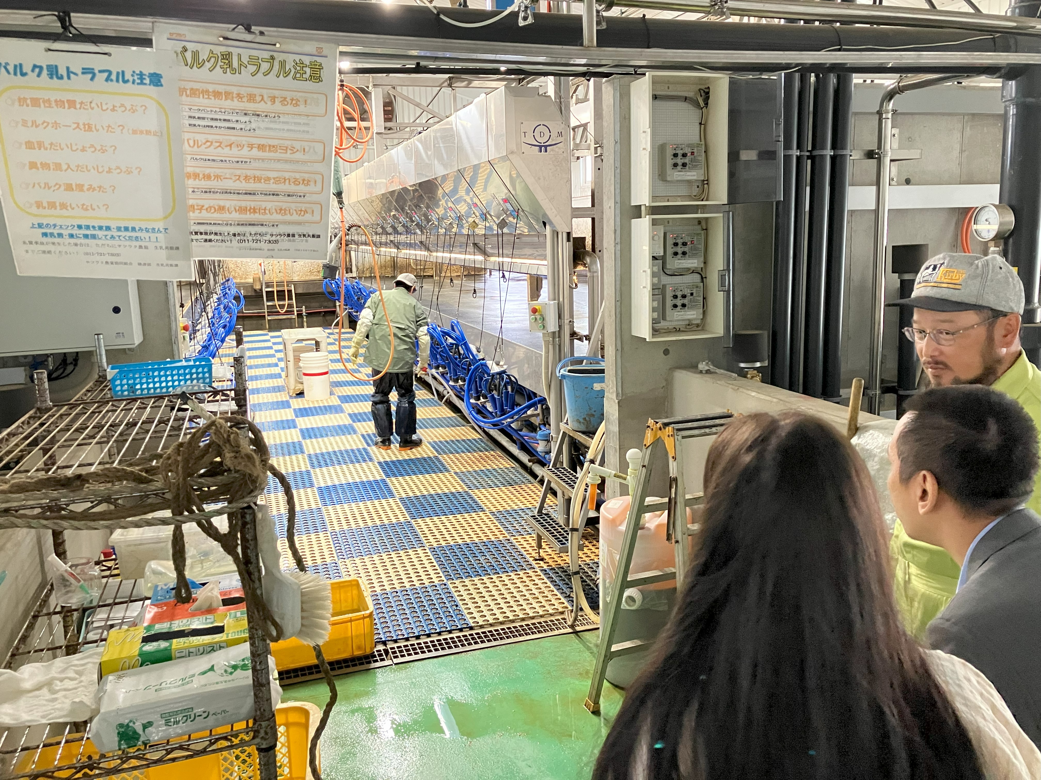 ミルキングパーラーについて説明を受けている様子