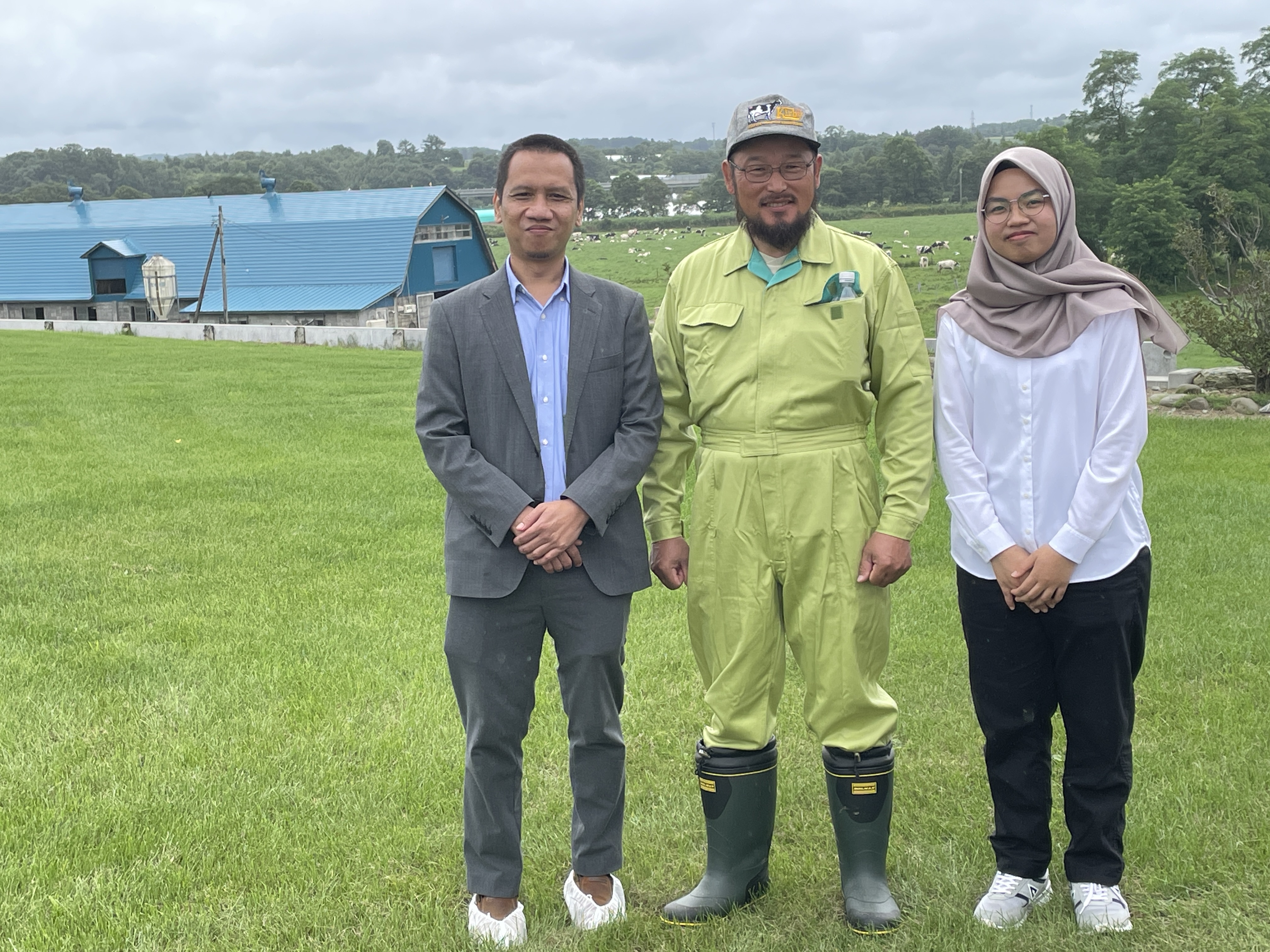 左から、インドネシア共和国大使館のアンディさん、亀田牧場代表の亀田さん、アウリアさん