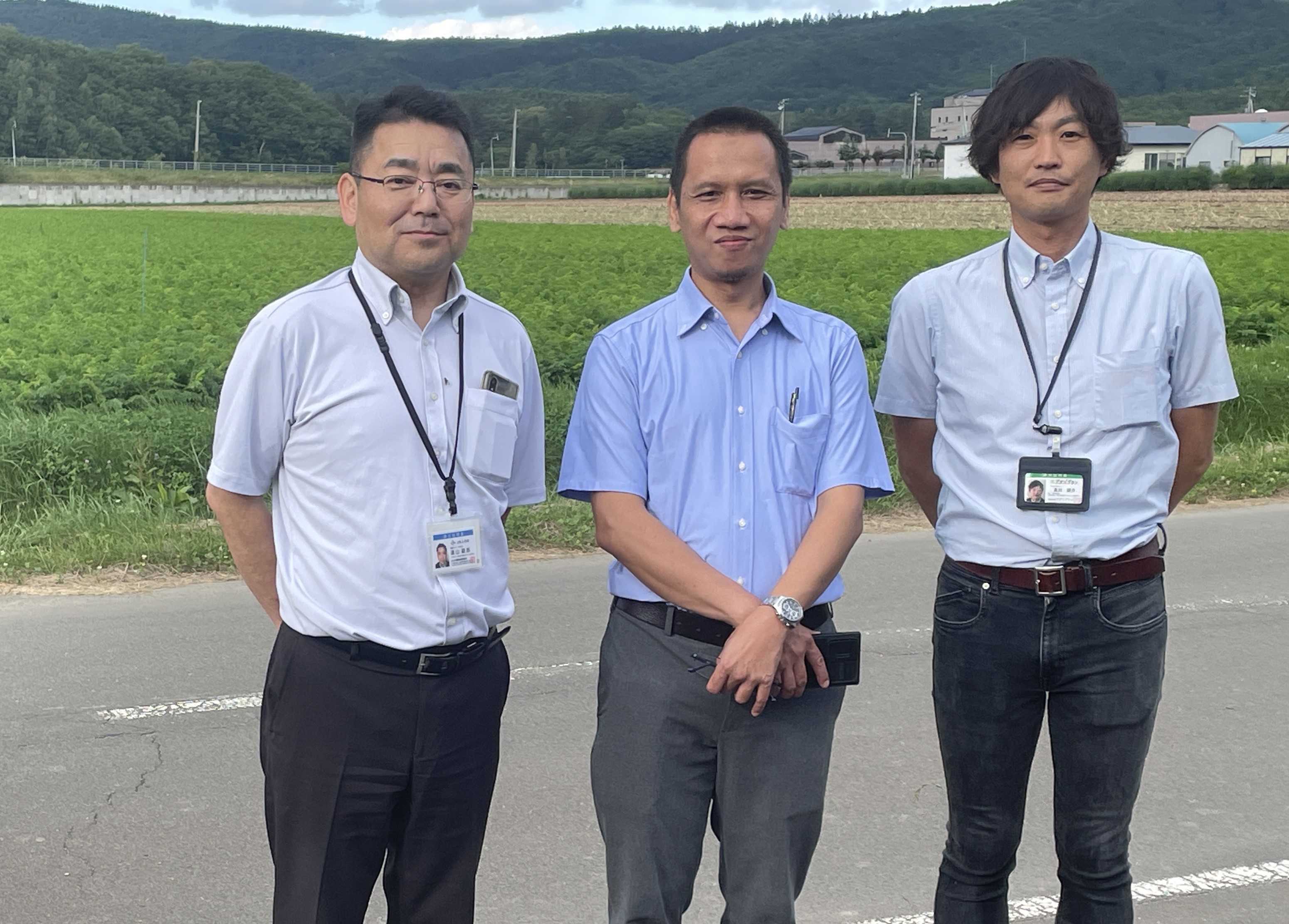 左から、JAふらの遠山さん、インドネシア共和国大使館のアンディさん、JAふらの及川さん