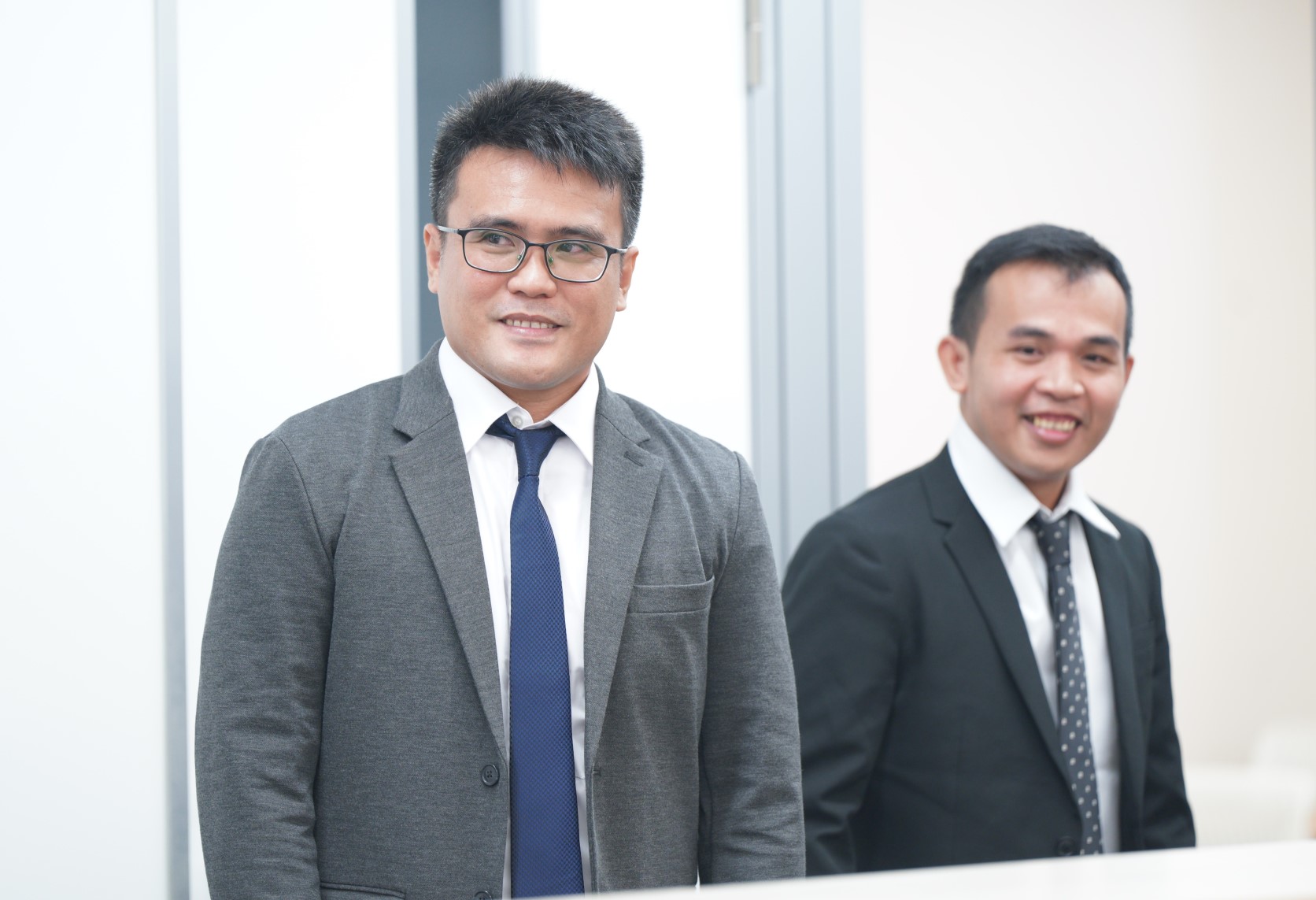 辞令交付式が始まると、少し緊張した様子の二人。左、エリックさん 右、ランディさん