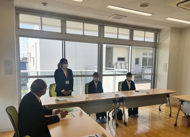 右から、サニタさん、スシュマさん、ジョティさん