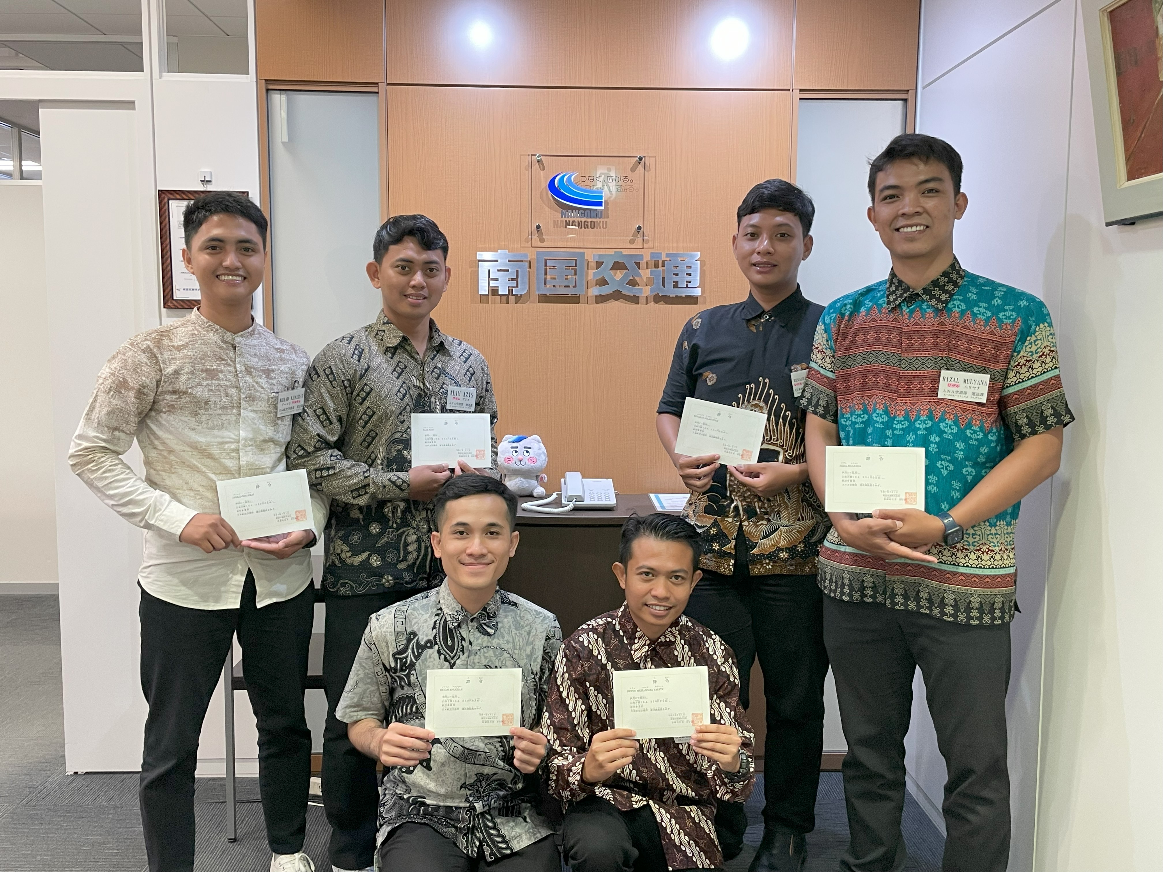 左上から時計周りで、ハエラトさん、アリムさん、レナルさん、リザルさん、スリョさん、レファンさん